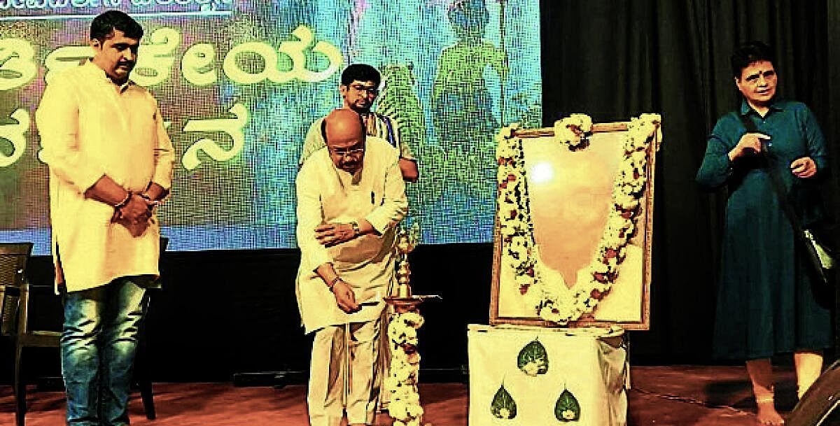 ಗುರುರಾಜ ಕರ್ಜಗಿ ಸತ್ಯಕಾಮರ ಪುಣ್ಯಾರಾಧನೆಯಲ್ಲಿ ಭಕ್ತನ ತತ್ವಜ್ಞಾನದ ಕುರಿತು ಮಾತನಾಡಿದರು