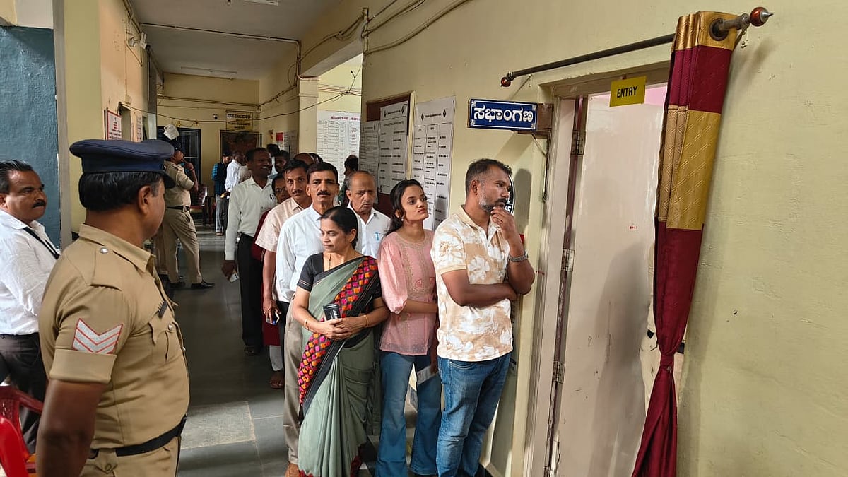 ಪದವೀಧರರ ಪಶ್ಚಿಮ ಮತಕ್ಷೇತ್ರ: ಸರದಿಯಲ್ಲಿ ನಿಂತು ಮತದಾನ