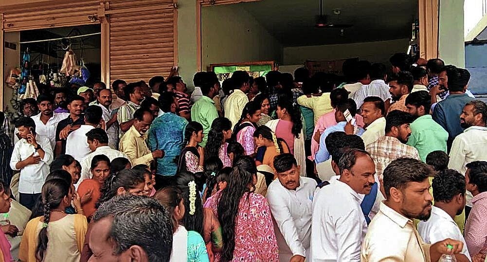 ಚಿತ್ರದುರ್ಗ| ಹಣ ಪಡೆಯಲು ಸಾಲುಗಟ್ಟಿ ನಿಂತ ಮತದಾರರು? ಹರಿದಾಡಿದ ವಿಡಿಯೊ