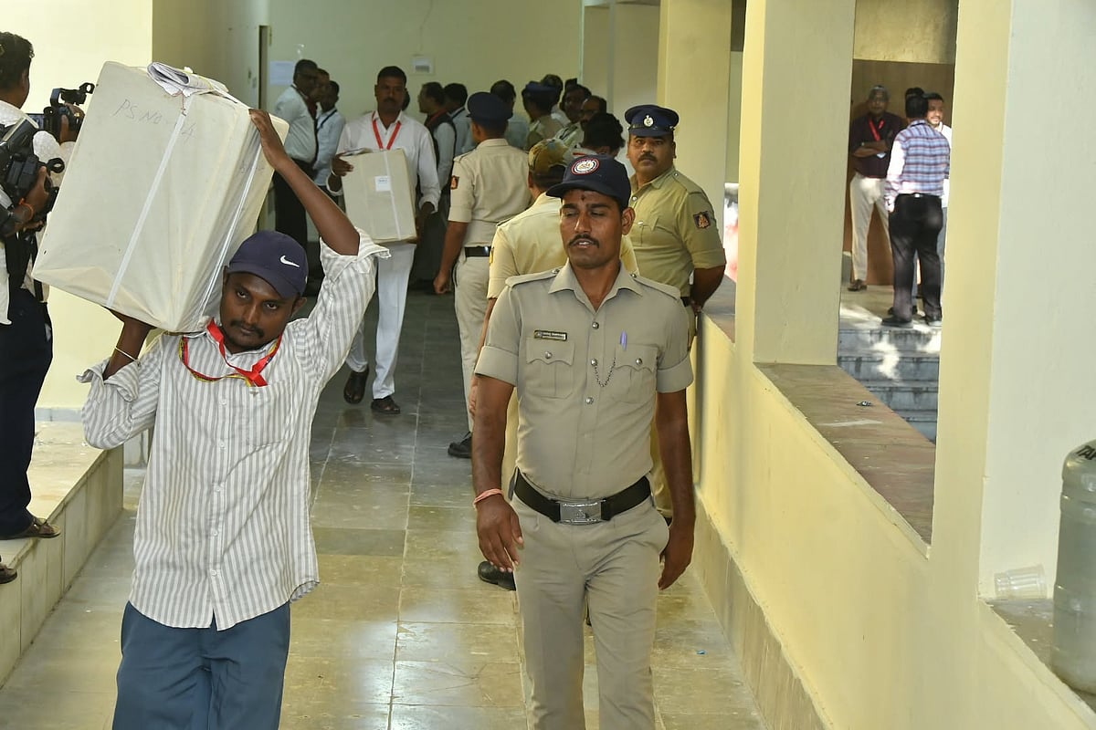 ಈಶಾನ್ಯ ಶಿಕ್ಷಕರ ಚುನಾವಣೆ:ಮೂರು ತಾಸಿನಿಂದ ಮುಂದುವರಿದ ಮತಪತ್ರಗಳ ಬಂಡಲಿಂಗ್ ಕಾರ್ಯ