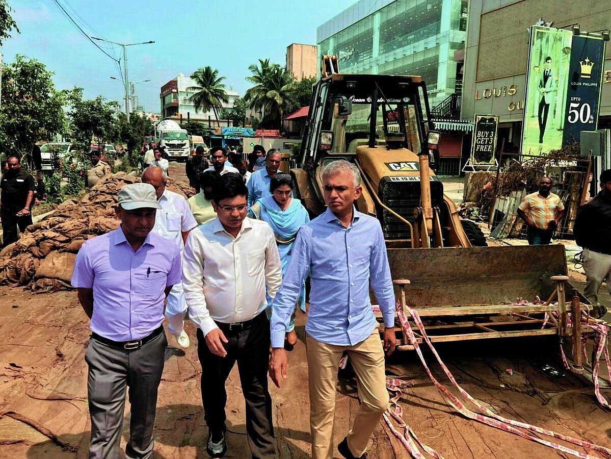 Greater Bengaluru Development Commissioner reviews infrastructure works, emphasizes pedestrian safety and smooth traffic flow