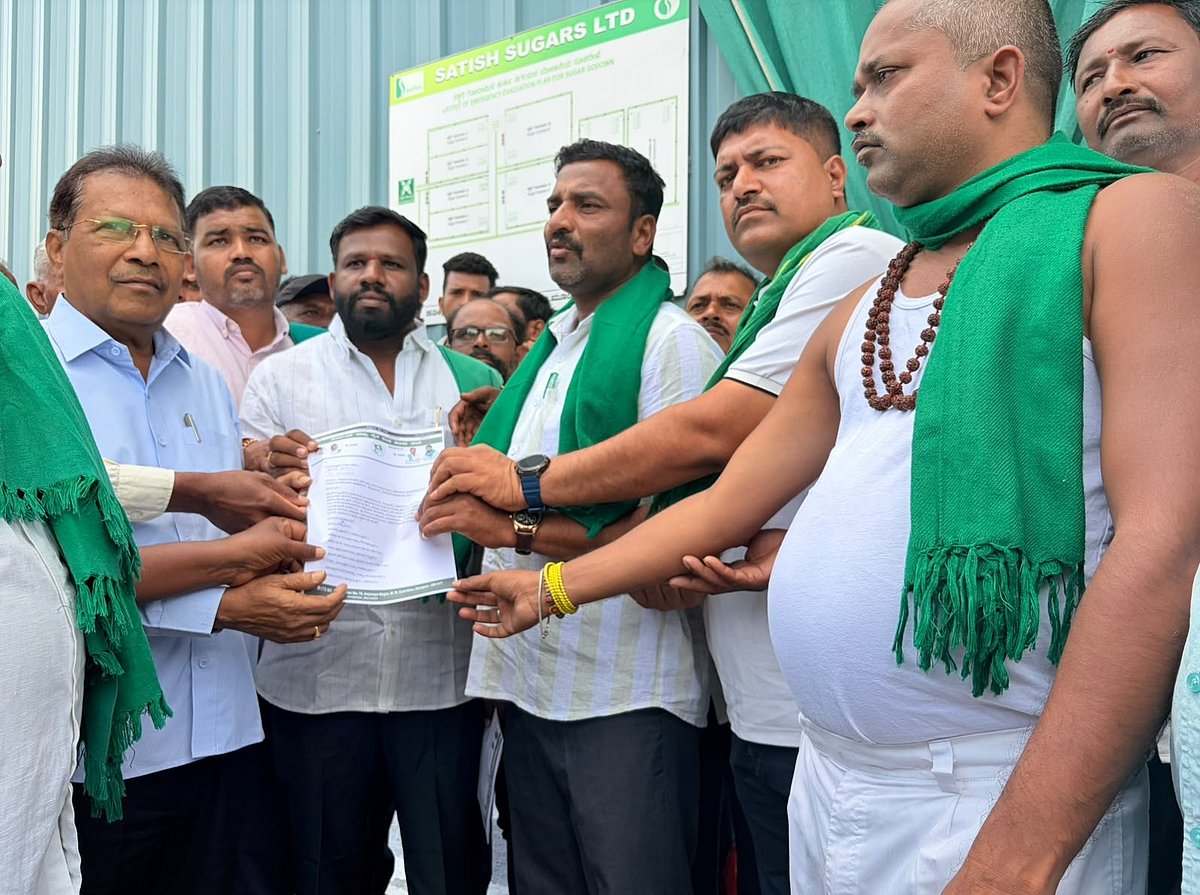 ಮೂಡಲಗಿ | ಎಂಎಸ್ಪಿ ನಿಗದಿಗೆ ಆಗ್ರಹ: ಸಕ್ಕರೆ ಗೋದಾಮಿಗೆ ಬೀಗ ಹಾಕಿದ ರೈತರು