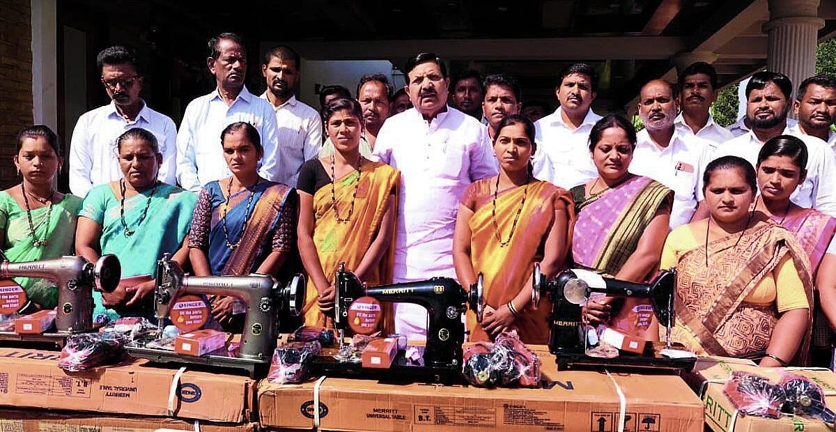 ರಾಯಬಾಗದಲ್ಲಿ ಫಲಾನುಭವಿಗಳಿಗೆ ಹೊಲಿಗೆ ಯಂತ್ರ ವಿತರಣೆ
