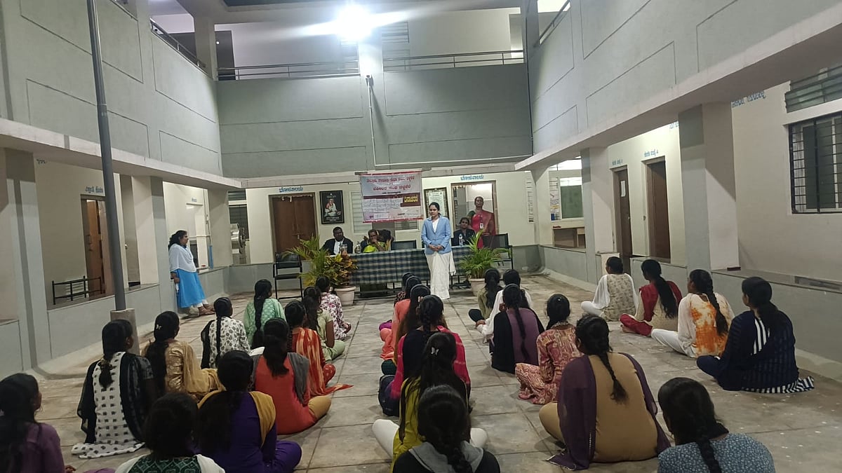 ಚಳ್ಳಕೆರೆ | ಊಟದಲ್ಲಿ ಹುಳು ಪತ್ತೆ: ವಸತಿ ನಿಲಯದ ಅವ್ಯವಸ್ಥೆಗೆ ನ್ಯಾಯಾಧೀಶರು ಗರಂ