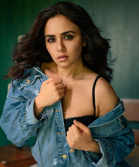 अमृता खानविलकरचा Off shoulder नखरा पाहाच !