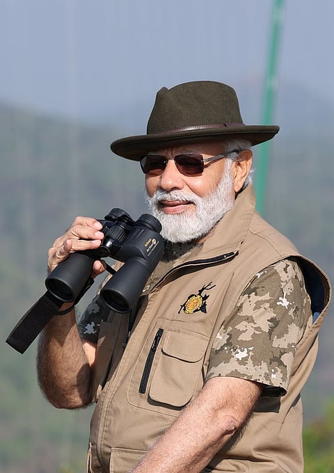 पंतप्रधान मोदी यांनी जंगल सफारीसाठी केलेला खास लूक मधील फोटो होत आहेत व्हायरलं