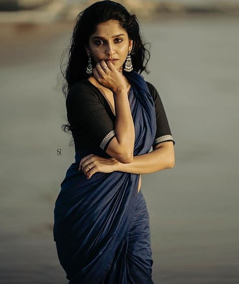 जरा कानात सांगू का? आय लव्ह यू शिवानी