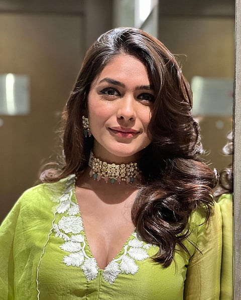 Mrunal Thakur : मृणाल ठाकूरच दिलखुलास हसणं त्यात तीच गोड दिसणं, तिचे हे फोटो पाहून तुम्हीही घायाळ व्हाल