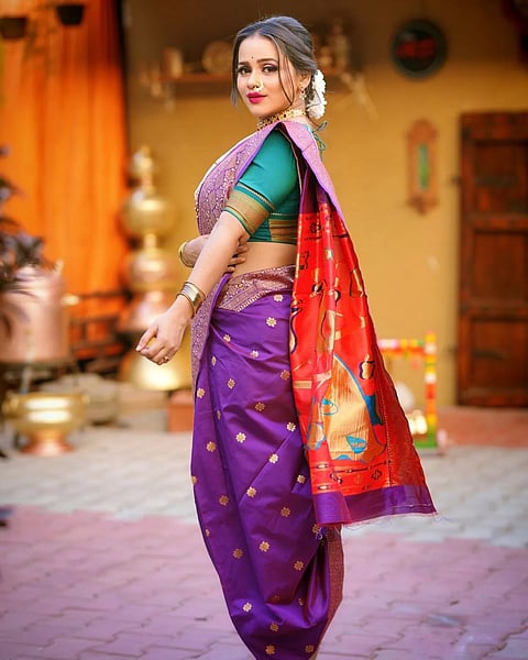 मराठमोळी जोडी : गुरु दिवेकरसोबत मधुराचं नऊवारीत स्पेशल फोटोशूट