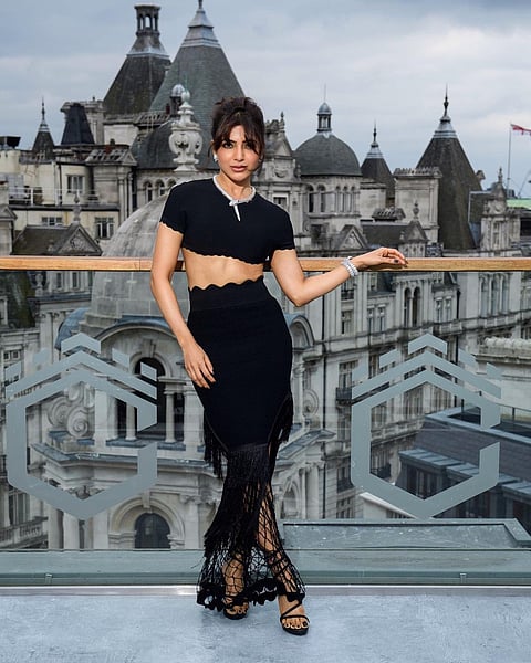 ब्लॅक ड्रेसमध्ये Samantha चे जलवे, वरूण सोबतचे क्लोज फोटो व्हायरल