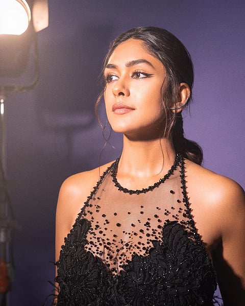 मृणाल ठाकुरने खरेदी केली २ कोटींची मर्सिडीज बेंज
