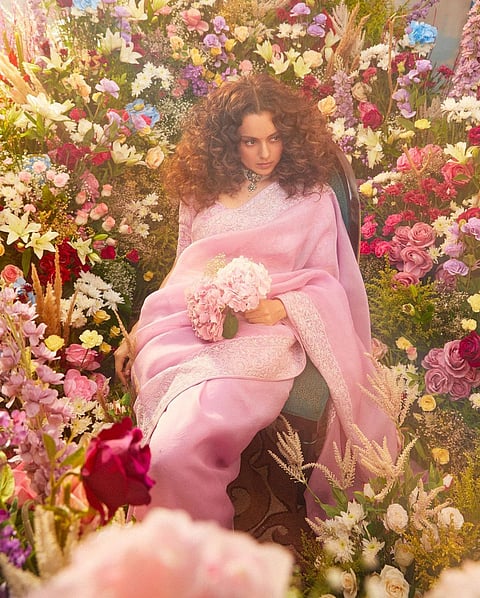 Kangana Ranaut : स्वर्गातुन उतरलेली तु एक अप्सरा...