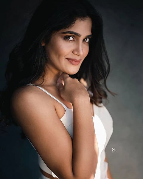 ईशाचा शॉर्ट वनपीसमध्ये वन्स मोअर..!