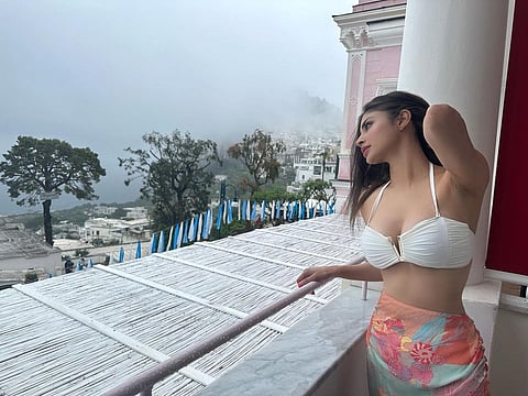 नागिन फेम मौनी रॉय व्हाईट ब्रालेटमध्ये हॉट