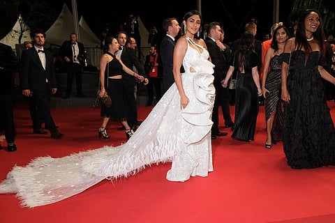 Cannes २०२३ : कट व्हाईट गाऊनमध्ये 'हुस्न परी'; मृणालनं रेड कॉर्पेटवर लावली आग