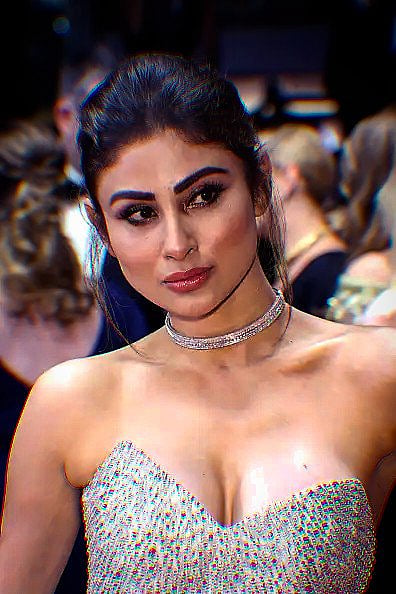 Cannes : प्रिन्सेस लूकमध्ये गॉगल घालून रेड कार्पेटवर उतरली मौनी रॉय