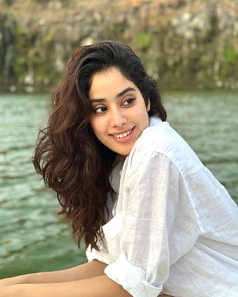 Janhvi Kapoor : फक्त व्हाईट शर्ट घालून जान्हवीचा तलावात विहार