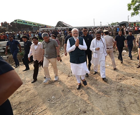 पंतप्रधान नरेंद्र मोदी यांनी ओडिशातील रेल्वे दुर्घटनास्थळी भेट दिली