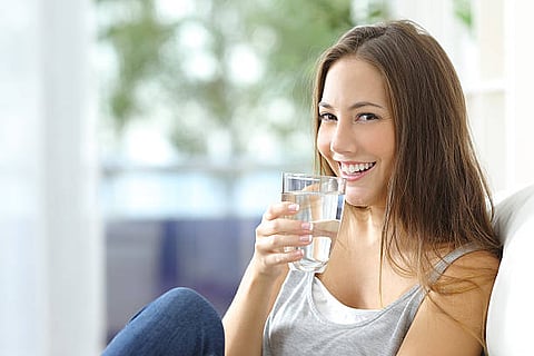 सावधान..! उभे राहून पाणी पिताय? जाणून घ्‍या शरीरावर होणार्‍या दुष्परिणामाविषयी