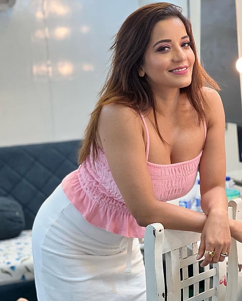 मोनालिसाचा हॉट लुक पाहून चाहते म्हणाले...