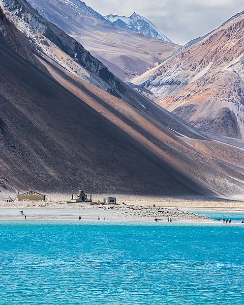 Pangong Tso Lake : पहा जगातील सर्वात उंच लडाख मधील पेंगाँग सरोवराचे नयनरम्य दृश्ये