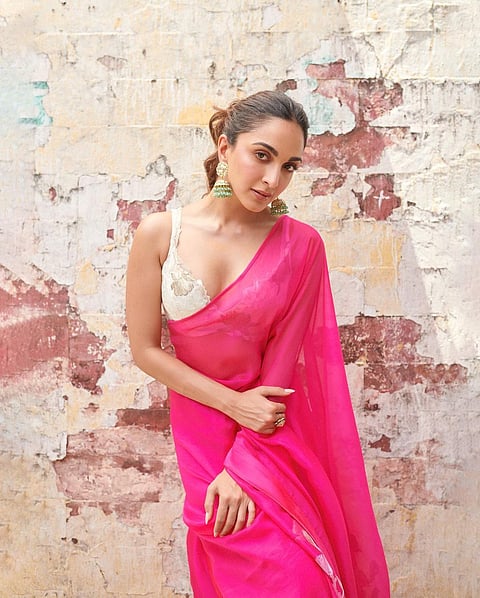 'Beautiful नारी In sari'.... कियाराचे क्युट फोटो पाहिले का ?
