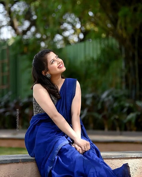 Tanvi Mundle कोकण कन्येचा अंदाज न्यारा, तन्वीने निळ्या साडीत लावले चारचाँद