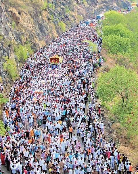 प्रवाह वैष्णवांचा... प्रवाह भक्तीचा... दिवे घाट पांडुरंगाच्या अन् ज्ञानोबा-तुकोबांच्या गजराने दुमदुमला..