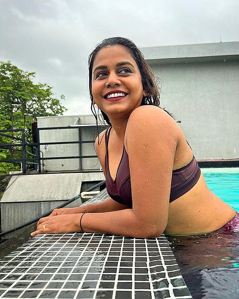 हेमांगी कवी - ये Pool राणी, असचं तुझ्यासारखं स्वच्छंदी जगता आलं पाहिजे