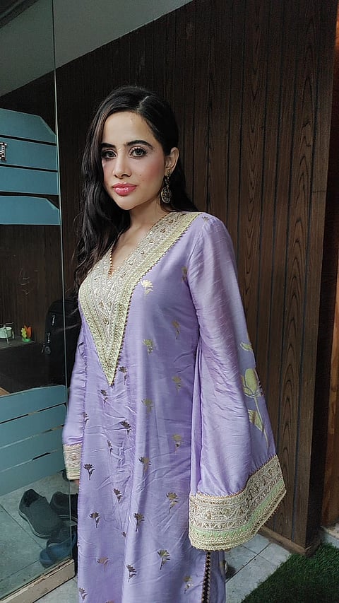 Urfi Javed : कुर्ती सेटमध्ये कमालीची दिसते उर्फी जावेद