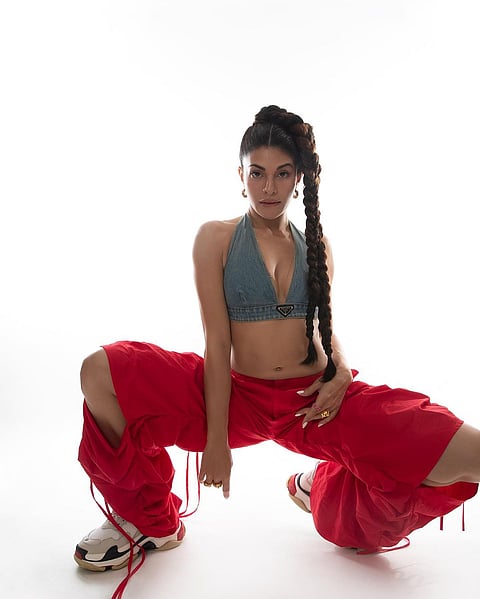Jacqueline Fernandez : दोन वेण्या घालून ब्रालेटमध्ये जॅकलिनचा हाहाकार...