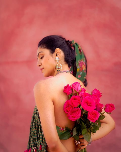 Boho and backless : श्रीया पिळगावकरचा Bold अंदाज