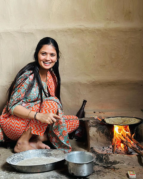 सारं काही पोटासाठी ! गौतमीच्या या व्हायरल फोटोंची होते आहे चर्चा
