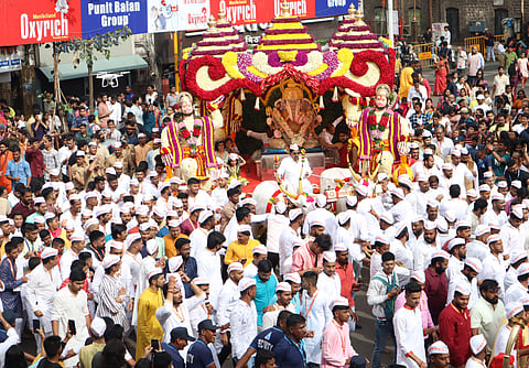 Ganeshotsav 2023 : साजिऱ्या दगडूशेठ बाप्पांच्या  स्वागताला लोटली पुण्यनगरी