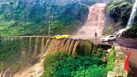 अंबेनळी घाटात डोंगरावर पाण्याचे लोटच्या लोट धबधब्यासारखे कोसळत असून, ठिकठिकाणी रस्ता व मोर्‍या वाहून गेल्या आहेत. (छाया : प्रेषित गांधी)