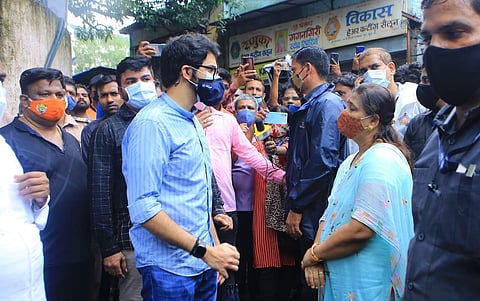 अतिवृष्टीमुळे चेंबूर येथे दरड कोसळलेल्या दुर्घटनाग्रस्त भागाला पालकमंत्री आदित्य ठाकरे यांनी भेट देऊन पाहणी केली. यावेळी स्थानिकांशी त्यांनी संवाद साधला.