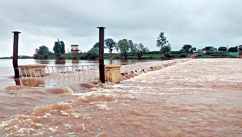 कसबा बावडा : सोमवारी दुपारी दोनच्या सुमारास राजाराम बंधारा पंचगंगेच्या पाण्याखाली गेला.  (छाया : पवन मोहिते) 