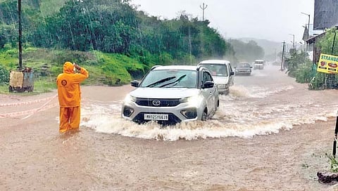 धुवाँधार पावसाने महाबळेश्वर - पाचगणी रस्त्यावर पाणी आल्याने या पाण्यातून वाट काढताना वाहनचालकांना कसरत करावी लागली. (छाया : प्रेषित गांधी) 