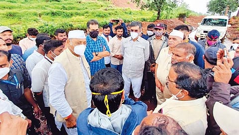 कोयना ः नुकसानग्रस्त भागाची पाहणी करून माहिती घेताना गृहराज्यमंत्री शंभूराज देसाई, खासदार श्रीनिवास पाटील, जिल्हाधिकारी शेखरसिंह यांच्यासह अन्य.                   ( छाया ः अनिल राणे, कोयनानगर ) 