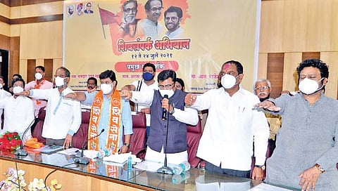 कोल्हापूर : शिवसेनेच्या शहर शिवसंपर्क अभियानाच्या उद्घाटनप्रसंगी शिवसैनिकांना शपथ देताना राज्य नियोजन मंडळाचे कार्यकारी अध्यक्ष राजेश क्षीरसागर. शेजारी उच्च शिक्षणमंत्री उदय सामंत, अरुण दुधवडकर, सत्यजित पाटील, डॉ. सुजित मिणचेकर, विजय देवणे आदी.                                            (छाया : पप्पू अत्तार)