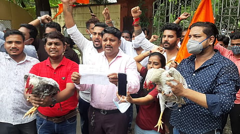 ठाण्याच्या मेंटल हॉस्पिटल  बाहेर युवा सेनेच्या वतीने हातात कोंबड्या घेऊन आंदोलन करण्यात आले. 