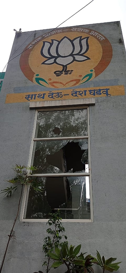 मंगळवारी सकाळी शिवसैनिकांनी भाजपच्या कार्यालयावर हल्‍ला केला.