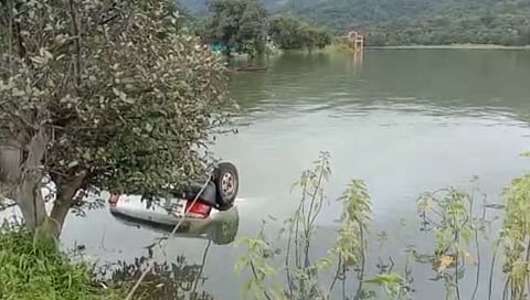 पानशेत धरणात कोसळलेली गाडी