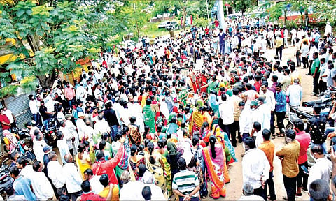 मुरगूड : सोनाळी व सावर्डेतील संतप्त ग्रामस्थांनी शनिवारी मुरगूड पोलिस ठाण्यावर काढलेला मोर्चा.