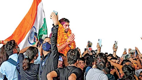 ऑलिम्पिक वीरांचे आंतरराष्ट्रीय विमानतळावर जल्‍लोषी स्वागत