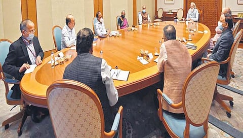 नवी दिल्ली : अफगाणिस्तानातील घडामोडींच्या पार्श्‍वभूमीवर मंगळवारी पंतप्रधान नरेंद्र मोदी यांच्या अध्यक्षतेखाली मंत्रिमंडळ सुरक्षाविषयक  समितीची बैठक झाली. 