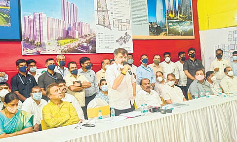 मुंबई : नायगाव बीडीडी चाळीला गृहनिर्माण मंत्री जितेंद्र आव्हाड यांनी गुरुवारी भेट दिली. यावेळी त्यांनी चाळवासीयांच्या शंकांचे निरसन केले. 