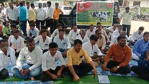 परभणी : दूध दरवाढीसह किसान क्रेडिट कार्डसाठी स्‍वाभिमानीचे आंदोलन