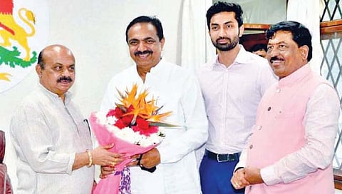 बेंगलोर : कर्नाटक राज्याचे मुख्यमंत्री बसवराज बोम्मई यांचा सत्कार करताना ना. जयंत पाटील. 