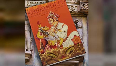 बजरंग दलाने कामसूत्रला लावली आग 
